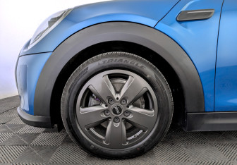 Подержанный автомобиль MINI Hatch 2021 года (18 фото)