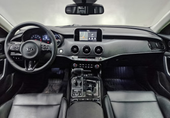 Подержанный автомобиль Kia Stinger 2018 года (14 фото)