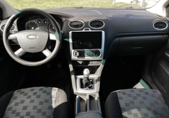 Подержанный автомобиль Ford Focus Sedan 2006 года (12 фото)