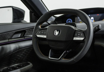 Подержанный автомобиль Changan UNI-V 2023 года (11 фото)