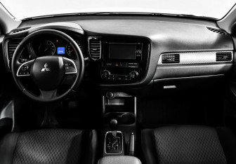 Подержанный автомобиль Mitsubishi Outlander 2015 года (8 фото)