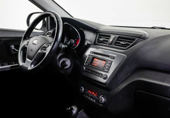 Подержанный автомобиль Kia Rio Hatchback 2015 года (6 фото)