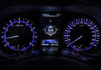 Подержанный автомобиль Infiniti Q50 2017 года (12 фото)