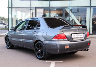 Подержанный автомобиль Mitsubishi Lancer Sedan 2005 года (6 фото)