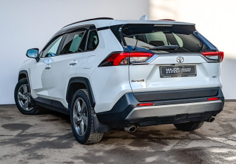 Подержанный автомобиль Toyota RAV4 2021 года (7 фото)