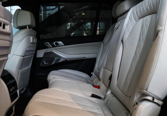 Подержанный автомобиль BMW X7 2020 года (12 фото)