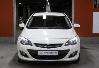 Подержанный автомобиль Opel Astra Hatchback 2014 года (2 фото)