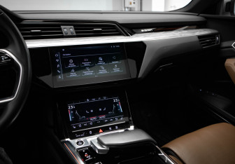 Подержанный автомобиль Audi e-tron 2021 года (20 фото)