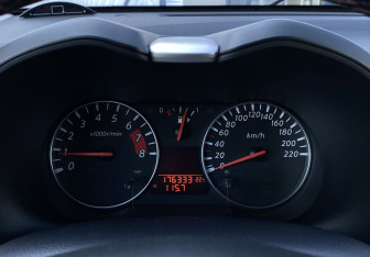 Подержанный автомобиль Nissan Note 2010 года (22 фото)