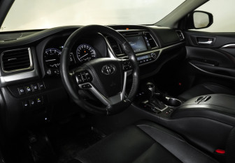 Подержанный автомобиль Toyota Highlander 2015 года (16 фото)