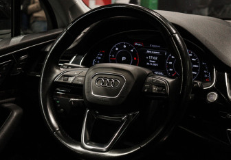 Подержанный автомобиль Audi Q7 2016 года (12 фото)