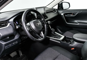 Подержанный автомобиль Toyota RAV4 2020 года (10 фото)