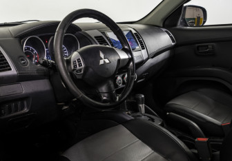 Подержанный автомобиль Mitsubishi Outlander 2010 года (9 фото)