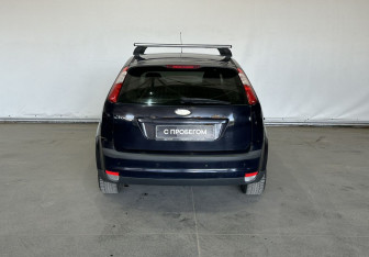 Подержанный автомобиль Ford Focus Hatchback 2005 года (6 фото)
