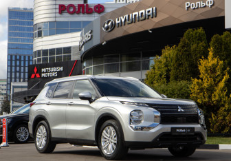 Подержанный автомобиль Mitsubishi Outlander 2022 года (2 фото)