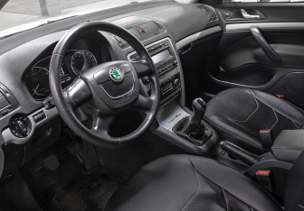 Подержанный автомобиль Skoda Octavia Liftback 2013 года (15 фото)