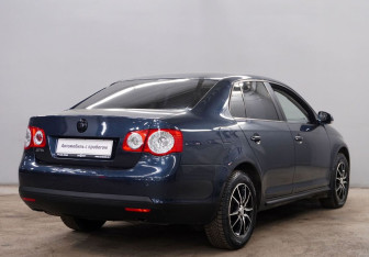 Подержанный автомобиль Volkswagen Jetta Sedan 2010 года (8 фото)