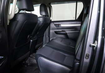 Подержанный автомобиль Toyota Hilux 2015 года (11 фото)
