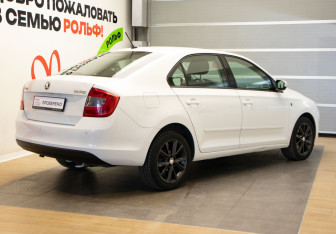 Подержанный автомобиль Skoda Rapid Liftback 2016 года (4 фото)