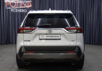 Подержанный автомобиль Toyota RAV4 2020 года (6 фото)