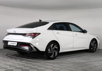 Подержанный автомобиль Hyundai Elantra Sedan 2023 года (5 фото)