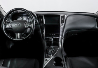 Подержанный автомобиль Infiniti Q50 2017 года (12 фото)