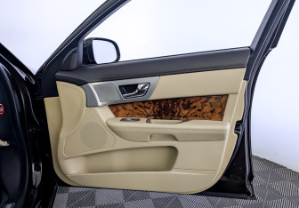 Подержанный автомобиль Jaguar XF Sedan 2012 года (25 фото)