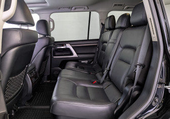 Подержанный автомобиль Toyota Land Cruiser Suv 2018 года (18 фото)