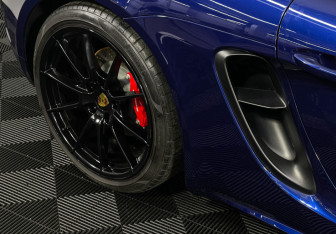 Подержанный автомобиль Porsche Cayman 2021 года (28 фото)