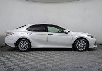Подержанный автомобиль Toyota Camry Sedan 2018 года (4 фото)