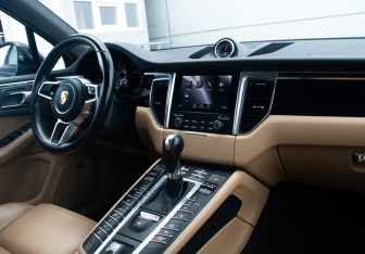 Подержанный автомобиль Porsche Macan 2017 года (12 фото)
