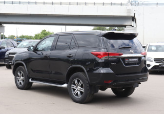 Подержанный автомобиль Toyota Fortuner 2021 года (7 фото)