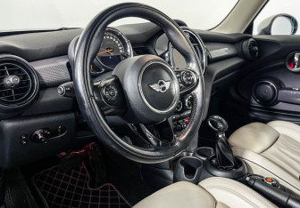 Подержанный автомобиль MINI Hatch 2017 года (13 фото)