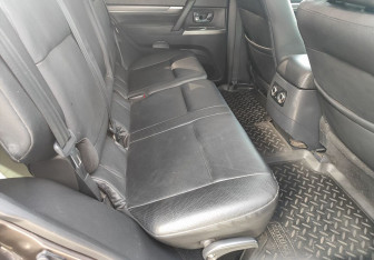 Подержанный автомобиль Mitsubishi Pajero 2014 года (11 фото)