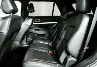 Подержанный автомобиль Ford Explorer 2017 года (12 фото)