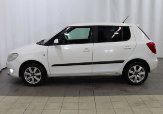 Подержанный автомобиль Skoda Fabia Hatchback 2011 года (8 фото)