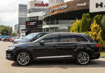 Подержанный автомобиль Audi Q7 2016 года (6 фото)