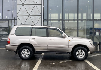 Подержанный автомобиль Toyota Land Cruiser Suv 2000 года (4 фото)