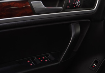 Подержанный автомобиль Volkswagen Touareg 2012 года (16 фото)