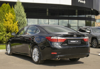 Подержанный автомобиль Lexus ES 2013 года (7 фото)