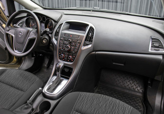 Подержанный автомобиль Opel Astra Hatchback 2013 года (11 фото)