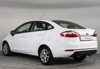 Подержанный автомобиль Ford Fiesta Sedan 2015 года (4 фото)
