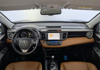 Подержанный автомобиль Toyota RAV4 2018 года (14 фото)