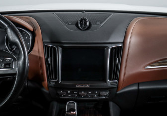 Подержанный автомобиль Maserati Levante 2018 года (13 фото)