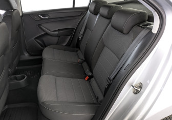 Подержанный автомобиль Skoda Rapid Liftback 2015 года (18 фото)