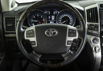 Подержанный автомобиль Toyota Land Cruiser Suv 2015 года (11 фото)