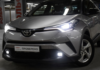 Подержанный автомобиль Toyota C-HR 2019 года (23 фото)
