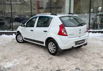 Подержанный автомобиль Renault Sandero 2013 года (6 фото)