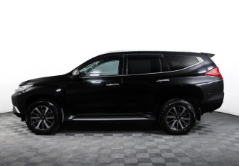 Подержанный автомобиль Mitsubishi Pajero Sport 2017 года (8 фото)