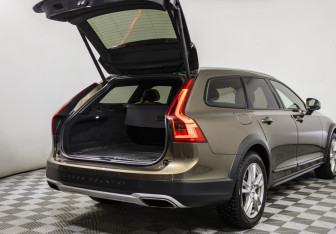 Подержанный автомобиль Volvo V90 Cross Country 2017 года (17 фото)